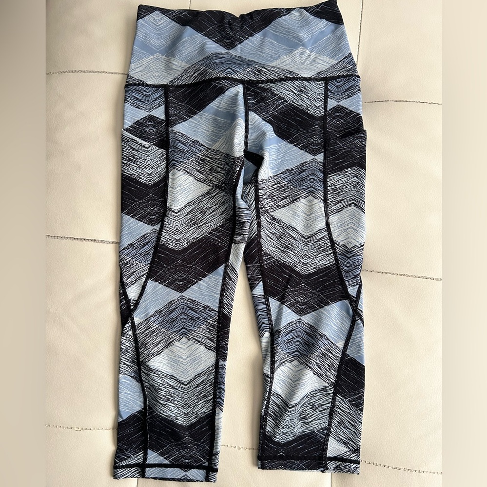 Black and Blue Capri Leggings with Wide Waistband